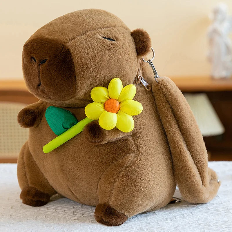 Mochila Pelúcia Capivarando® - Filó com Florzinha
